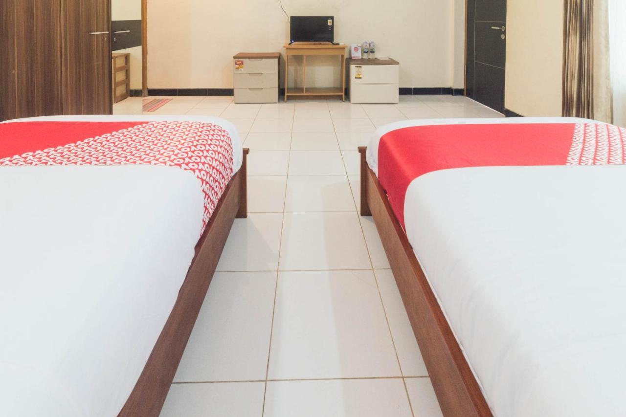 Oyo 1688 Collin Beach Hotel Ambon Exterior photo