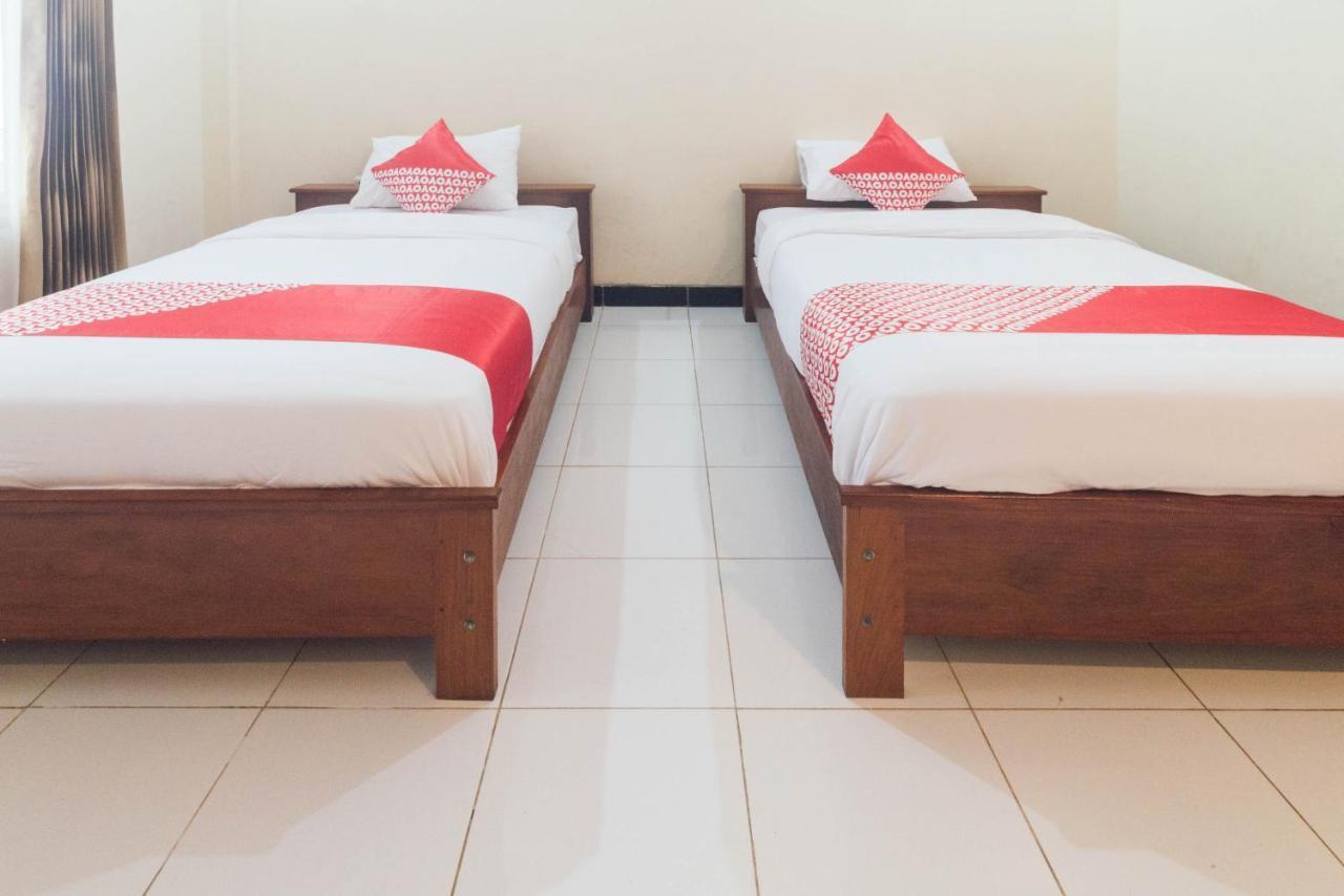 Oyo 1688 Collin Beach Hotel Ambon Exterior photo